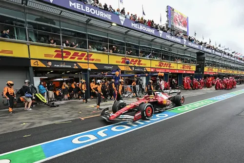 
				GP da Austrália: entenda motivo de Hamilton ter ficado atrás da Mercedes
			
			