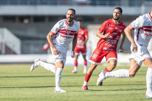 
				Vinicius Barata brilha e CRB vence o Penedense.
			
			