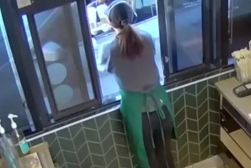 
				Homem tem pênis desfigurado por chá em drive-thru do Starbucks
			
			