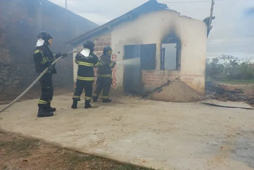 
				Incêndio destrói casa clandestina de fogos de artifício em Ibateguara
			
			
