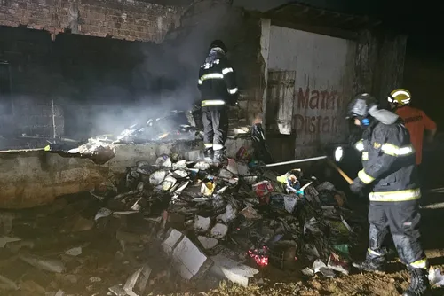 
				Incêndio destrói casa clandestina de fogos de artifício em Ibateguara
			
			