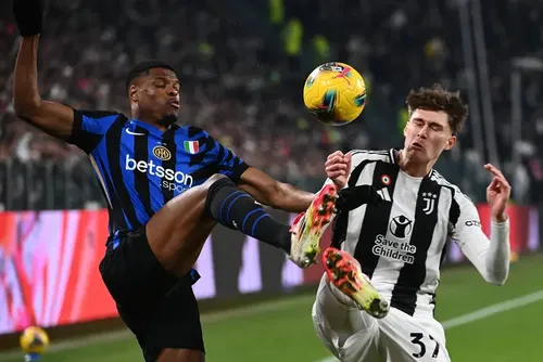 
				Italiano: Juventus vence a Inter de Milão e entra para zona de classificação à Champions
			
			
