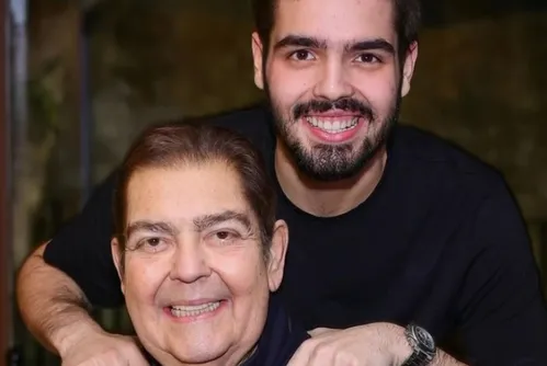 
				João Silva atualiza saúde do pai após Faustão surgir com pé enfaixado
			
			