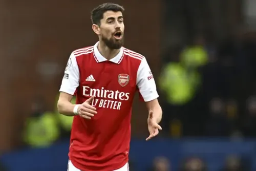 
				Jorginho, do Arsenal, desembarca no Rio e deixa no ar acerto com Flamengo
			
			
