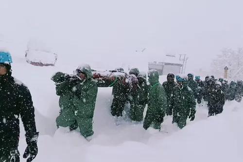 
				Mais de 50 pessoas ficam presas após avalanche no Himalaia
			
			