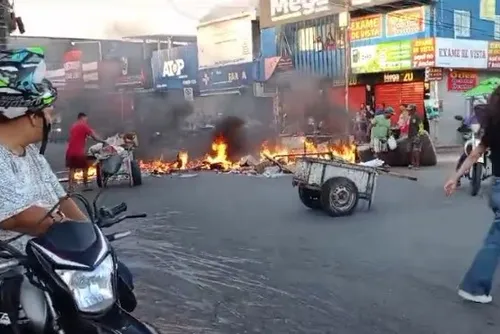 
				Moradores do Jacintinho bloqueiam Rua Cleto Campelo em protesto por falta de água
			
			