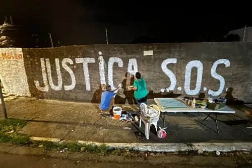 
				Moradores protestam contra construção de estação de esgoto em área verde de Guaxuma
			
			
