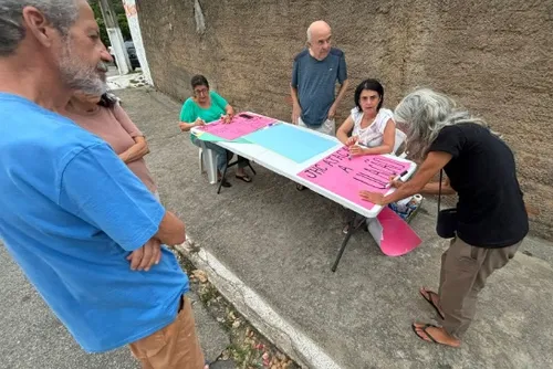
				Moradores protestam contra construção de estação de esgoto em área verde de Guaxuma
			
			