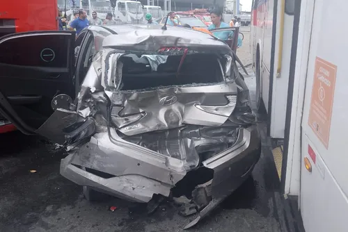 
				Mulher fica presa às ferragens após colisão entre ônibus, caminhão e carro em Maceió
			
			