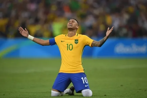 
				Neymar é convocado para Seleção após um ano e meio fora
			
			