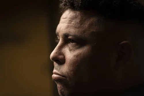 
				O Poder Tem Dono: Ronaldo Descobre Como Funciona o Jogo Fora das Quatro Linhas
			
			