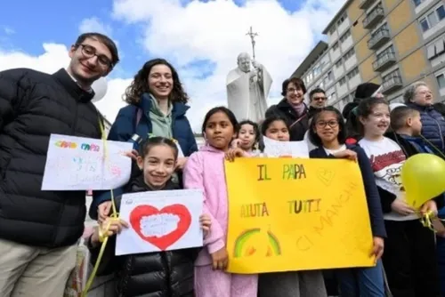 
				“O papa ama vocês”, diz Francisco a crianças que rezam por sua saúde
			
			