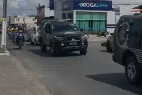 
				Vídeo: Ônibus da torcida do ASA saem de Arapiraca com escolta da Polícia Militar
			
			