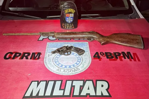 
				PM apreende armas enterradas em terreno baldio na Chã da Jaqueira
			
			