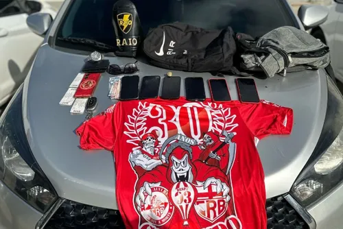 
				PM apreende explosivos e integrantes de torcida organizada do CRB são presos em Maceió
			
			