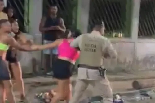 
				PM puxa mulher pelos cabelos em abordagem e leva tapa na cara
			
			