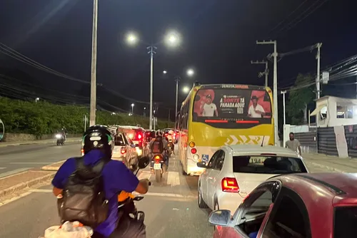 
				Pais de alunos da rede municipal voltam a protestar para reivindicar transporte escolar
			
			