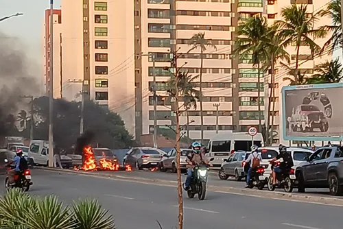 
				Pais de alunos da rede municipal voltam a protestar para reivindicar transporte escolar
			
			