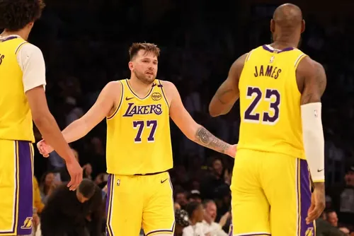 
				Passe incrível de Doncic para LeBron é destaque na vitória dos Lakers
			
			