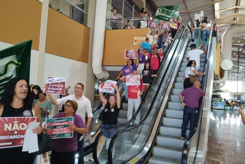 
				Profissionais da educação de Maceió pedem 13,6% de reajuste, recebem 4% e iniciam protestos
			
			