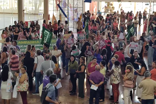 
				Profissionais da educação de Maceió pedem 13,6% de reajuste, recebem 4% e iniciam protestos
			
			