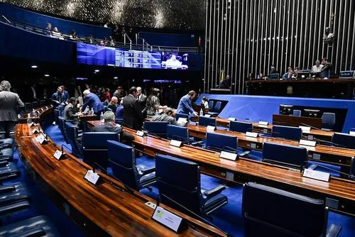 
				Senadores ‘indenizam’ despesas sem trabalhar
			
			