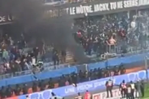 
				Sinalizadores causam incêndio e partida de futebol é adiada
			
			