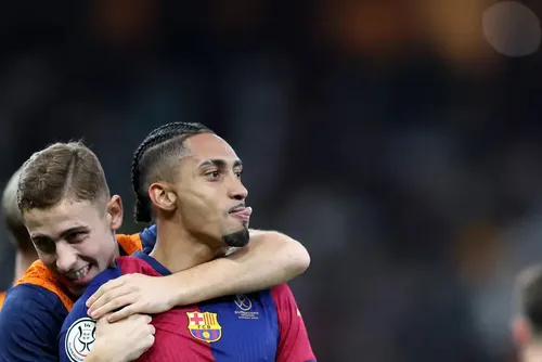 
				Técnico do Barcelona crava Raphinha na briga pela Bola de Ouro
			
			