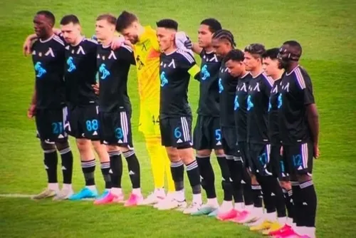 
				Time pede um minuto de silêncio para jogador que está vivo
			
			