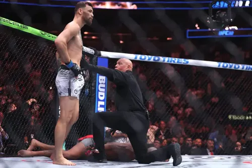 
				UFC 313: Ankalaev desbanca Poatan e se torna campeão; confira os resultados
			
			