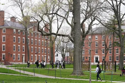 
				Universidade Harvard dará bolsas de estudo integrais para alunos com renda anual de até 100 mil dólares
			
			