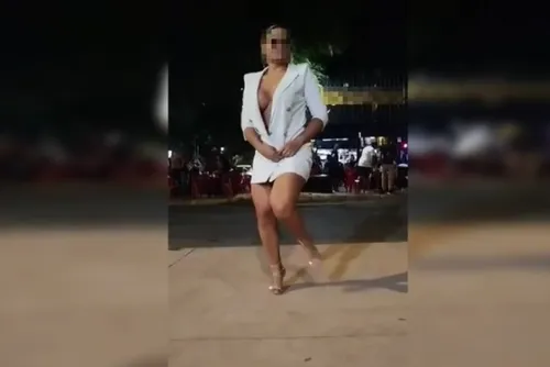 
				VÍDEO: 'peladona do blazer' é investigada por fazer striptease em delegacia
			
			