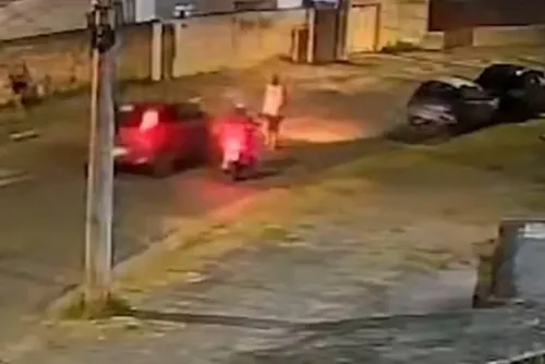 
				Vídeo: homem agride ex e motorista o atropela para defender a mulher
			
			