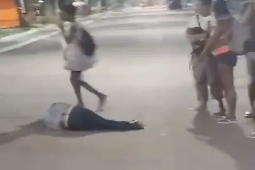 
				Vídeo: motociclista morre após colidir com veículo na Pajuçara
			
			