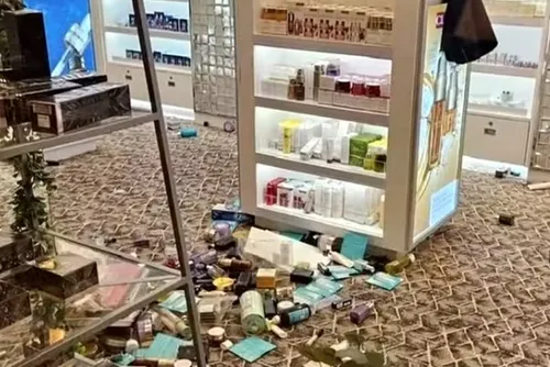 
				Vídeo: navio de cruzeiro de luxo é inundado após se inclinar em águas agitadas
			
			