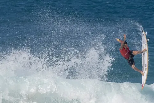 
				WSL: na última onda, Italo Ferreira supera Miguel Pupo e avança em Pipeline
			
			