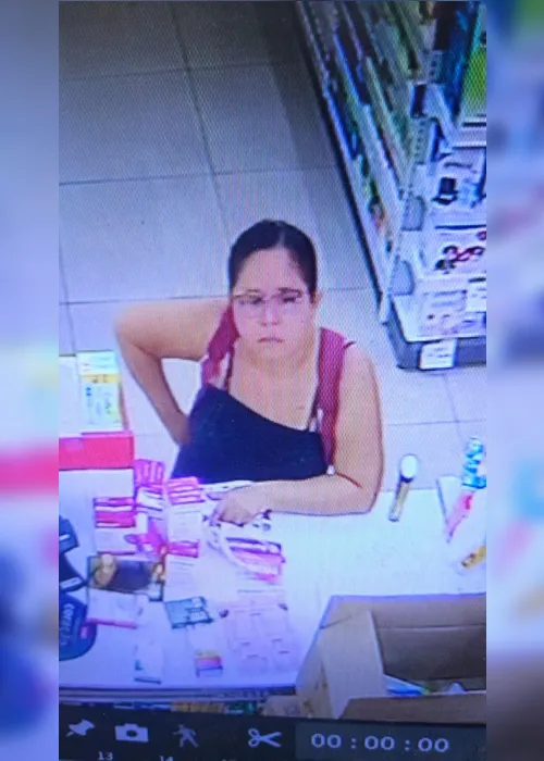 
			
				Câmeras flagram mulher furtando carteira em farmácia na Praça Centenário; veja!
			
			