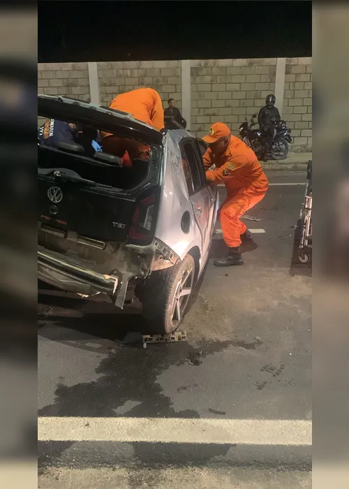 	Carro colide em coqueiro e deixa uma pessoa morta e outra ferida na Av. Assis Chateaubriand	