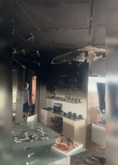
			
				Moradora diz que incêndio em apartamento na Ponta Verde foi causado por ciúmes; polícia investiga o caso
			
			