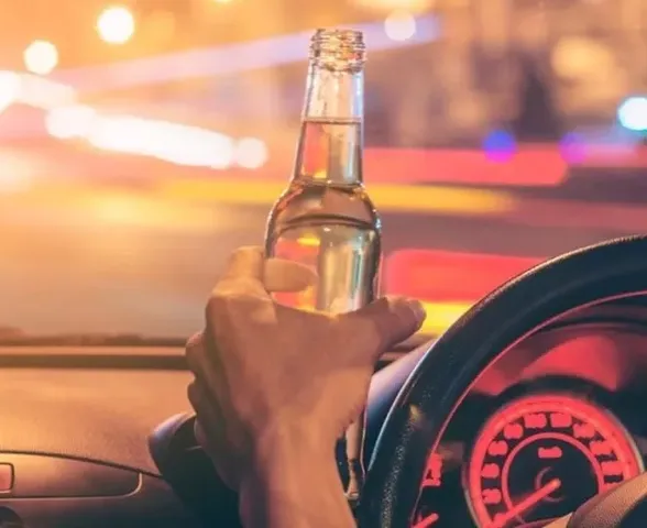 Policial civil se envolve em acidente no Farol e é levado à Central com sinais de embriaguez