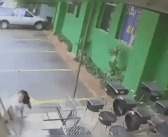 Idosa perde controle do carro e atropela mulher no interior