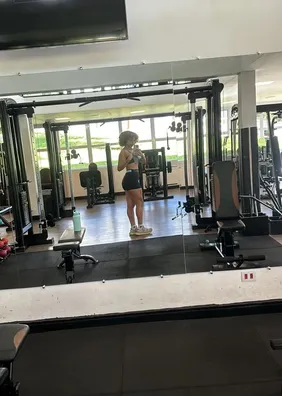 Após perder 40 kg, filha de Simony dá conferida no shape durante treino