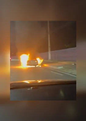 Carro pega fogo na Rodovia AL-101 Norte, em Guaxuma; bombeiros são acionados