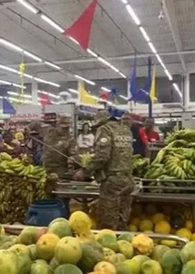 Filhote de cobra coral é encontrado entre bananas em mercado