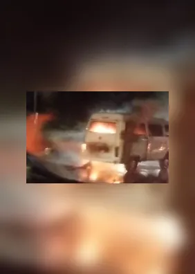 Kombi pega fogo na Avenida Gustavo Paiva e mobiliza Corpo de Bombeiros