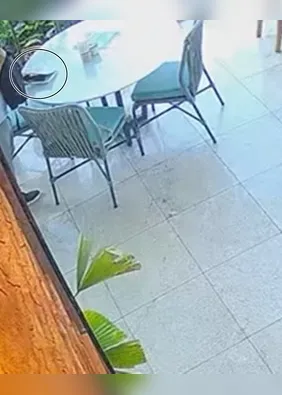 Veja ladrão furtando celular dentro de cafeteria em área nobre
