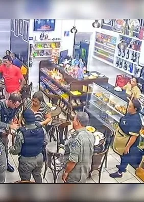 Vídeo: bebê de 1 ano é salva de engasgo por PM em Penedo