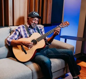 Há 20 anos sem voz, sambista volta a cantar com ajuda de IA