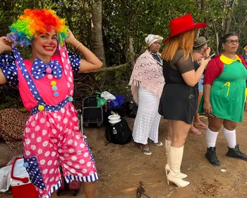 Acampamento e sonhos: influencers vão a rancho de Carlinhos à espera de uma oportunidade