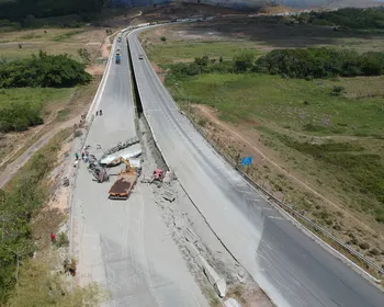 Faixa na BR-101 é liberada após acidente com caminhão-tanque em Jequiá da Praia